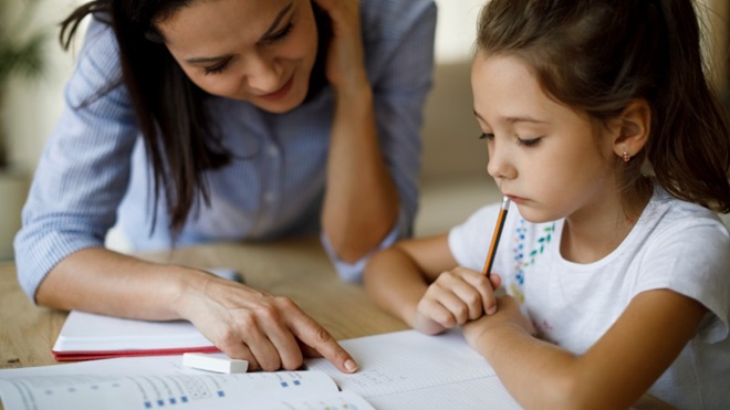 moeder helpt dochter met dyslexie